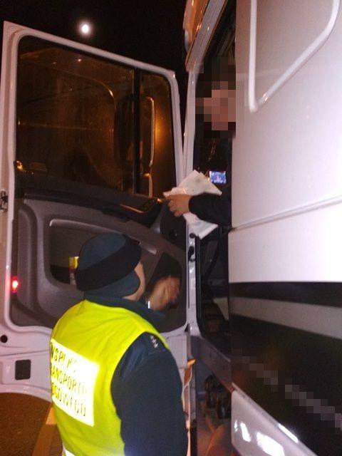 Nocne kontrole zezwoleń zagranicznych na lubuskim odcinku autostrady A2. 
