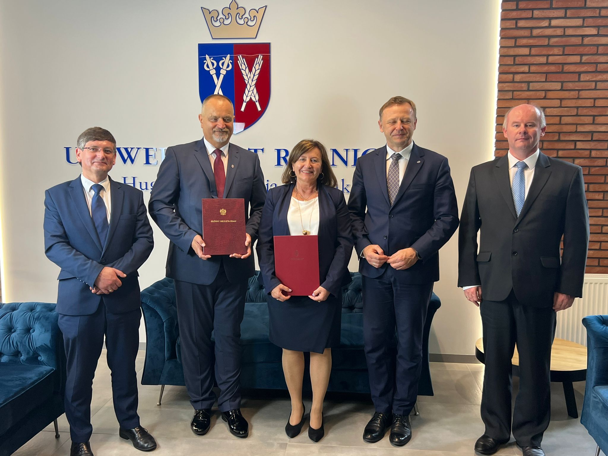 Podpisanie porozumienia pomiędzy Głównym Geodeta Kraju Alicją Kulką a Uniwersytetem Rolniczym im. Hugona Kołłątaja w Krakowie reprezentowanym przez rektora dr. hab. inż. Sylwestra Tabora, prof. URK