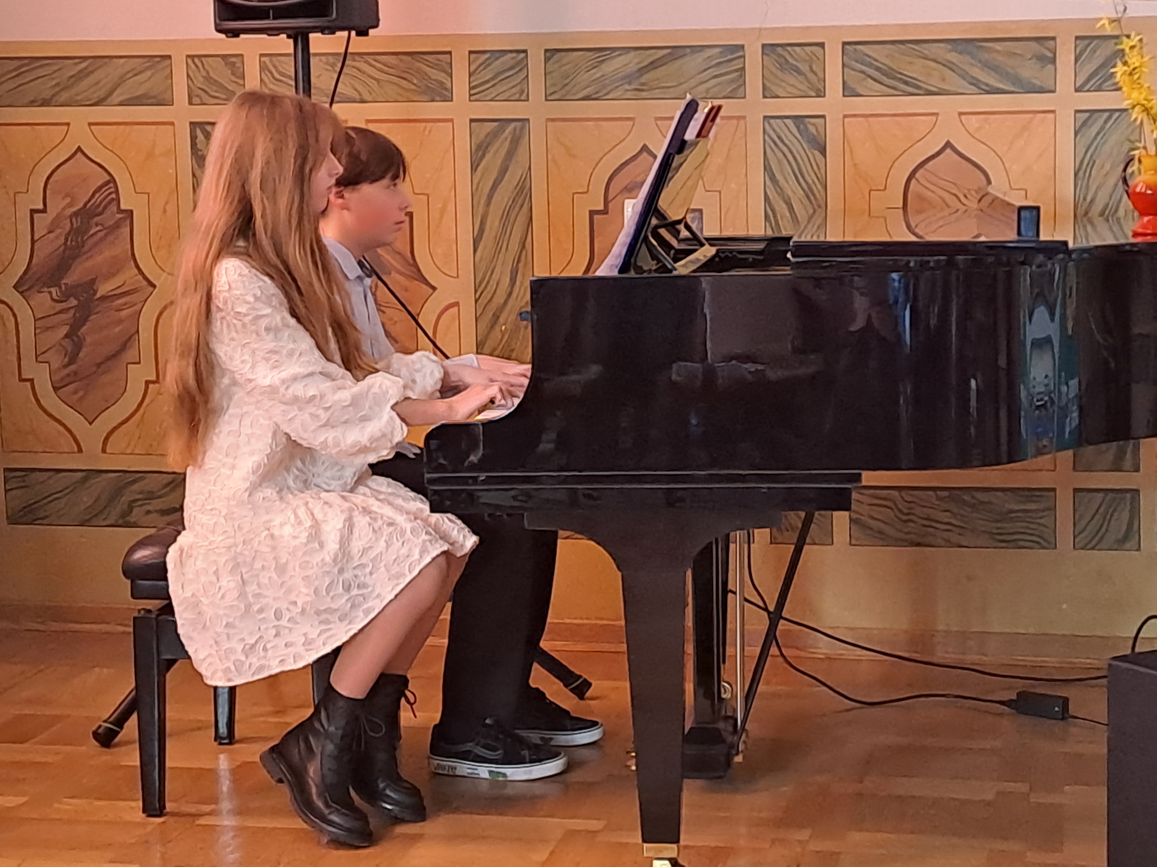 Duet fortepianowy Laura Rendecki i Klaudiusz Oktawiec grający na fortepianie