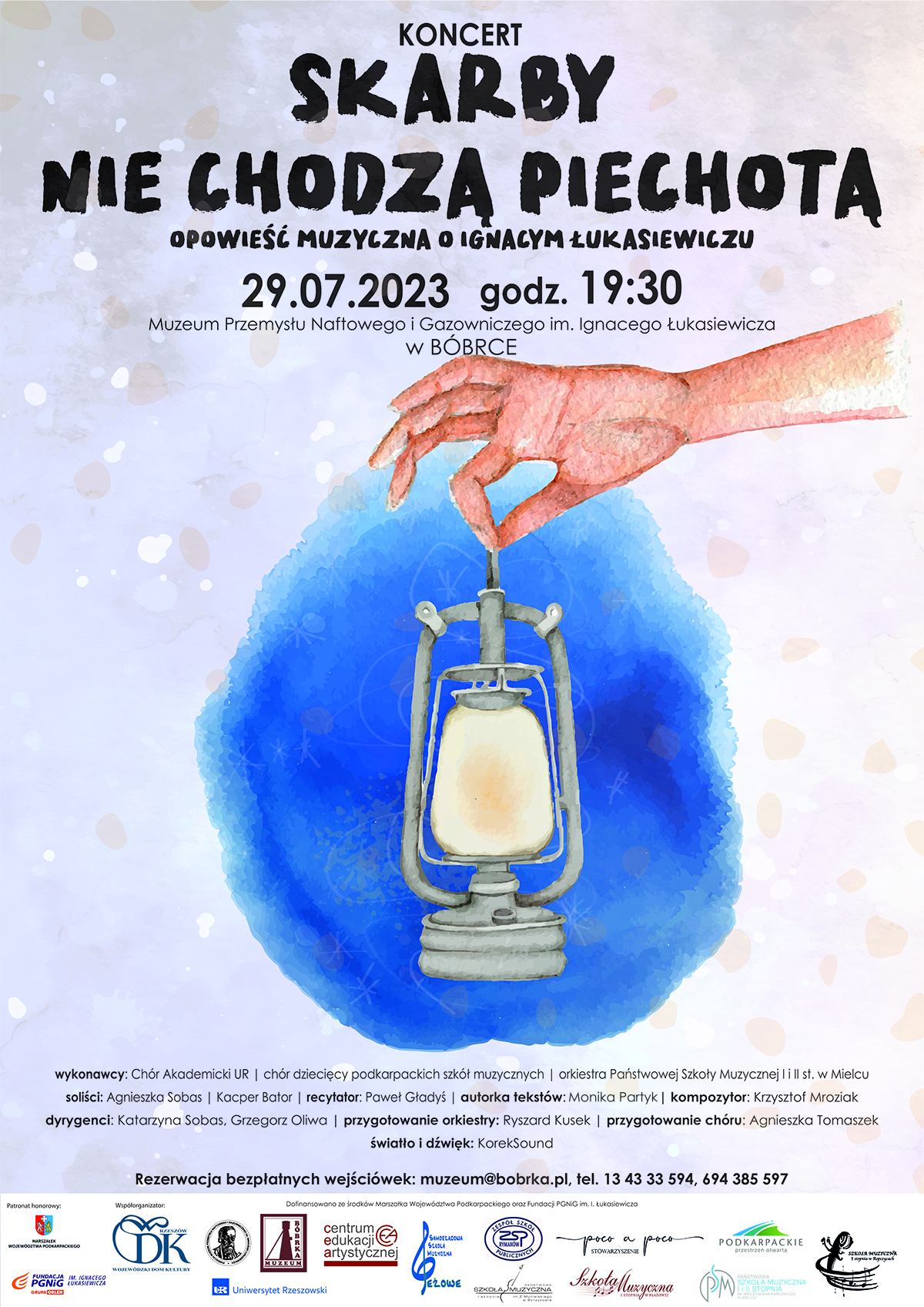 Plakat przedstawia rysunek ręki trzymającej zapaloną lampę naftową z niebieską poświatą. Rysunek umieszczony jest w centralnym punkcie. Powyżej rysunku duży napis „SKARBY NIE CHODZĄ PIECHOTĄ” oraz informacje o dacie, godzinie i miejscu koncertu. Poniżej rysunku wymienieni zostali wykonawcy koncertu. Najniższa część plakatu zawiera logotypy sponsorów i partnerów wydarzenia umieszczone na białym tle.