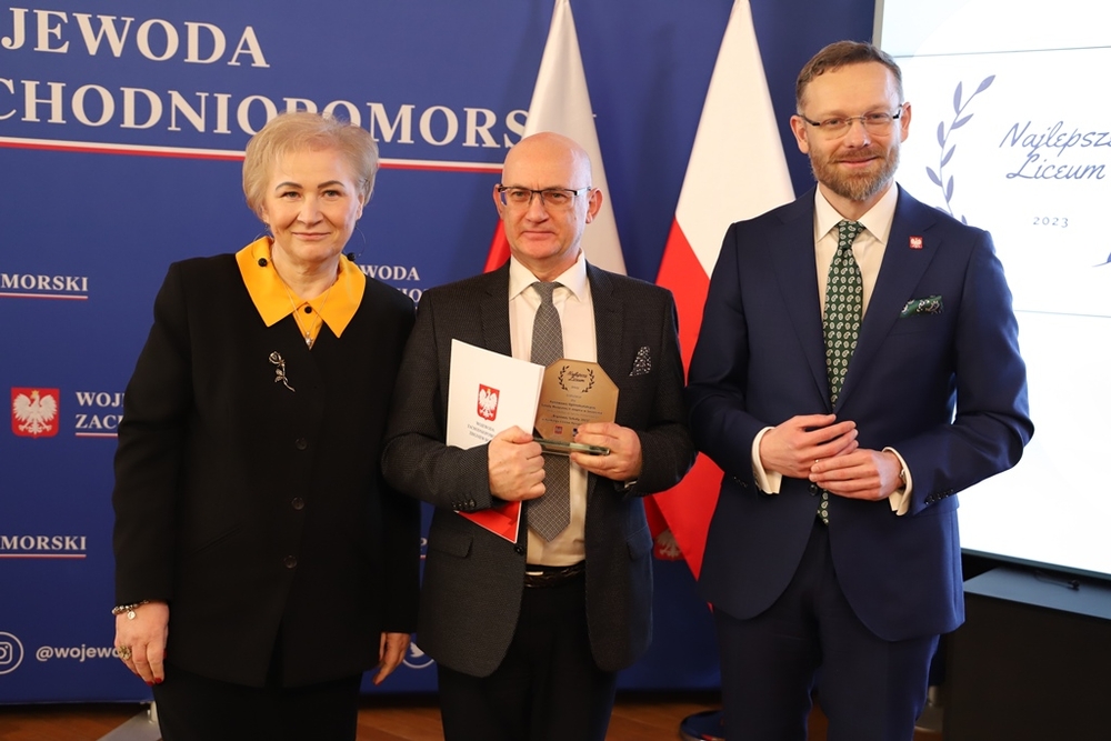 Zdjęcie przedstawia: Katarzynę Koszewską - Zachodniopomorskiego Kuratora Oświaty, Piotra Piechockiego - Dyrektora ZPSM w Szczecinie, Zbigniewa Boguckiego - Wojewodę Zachodniopomorskiego