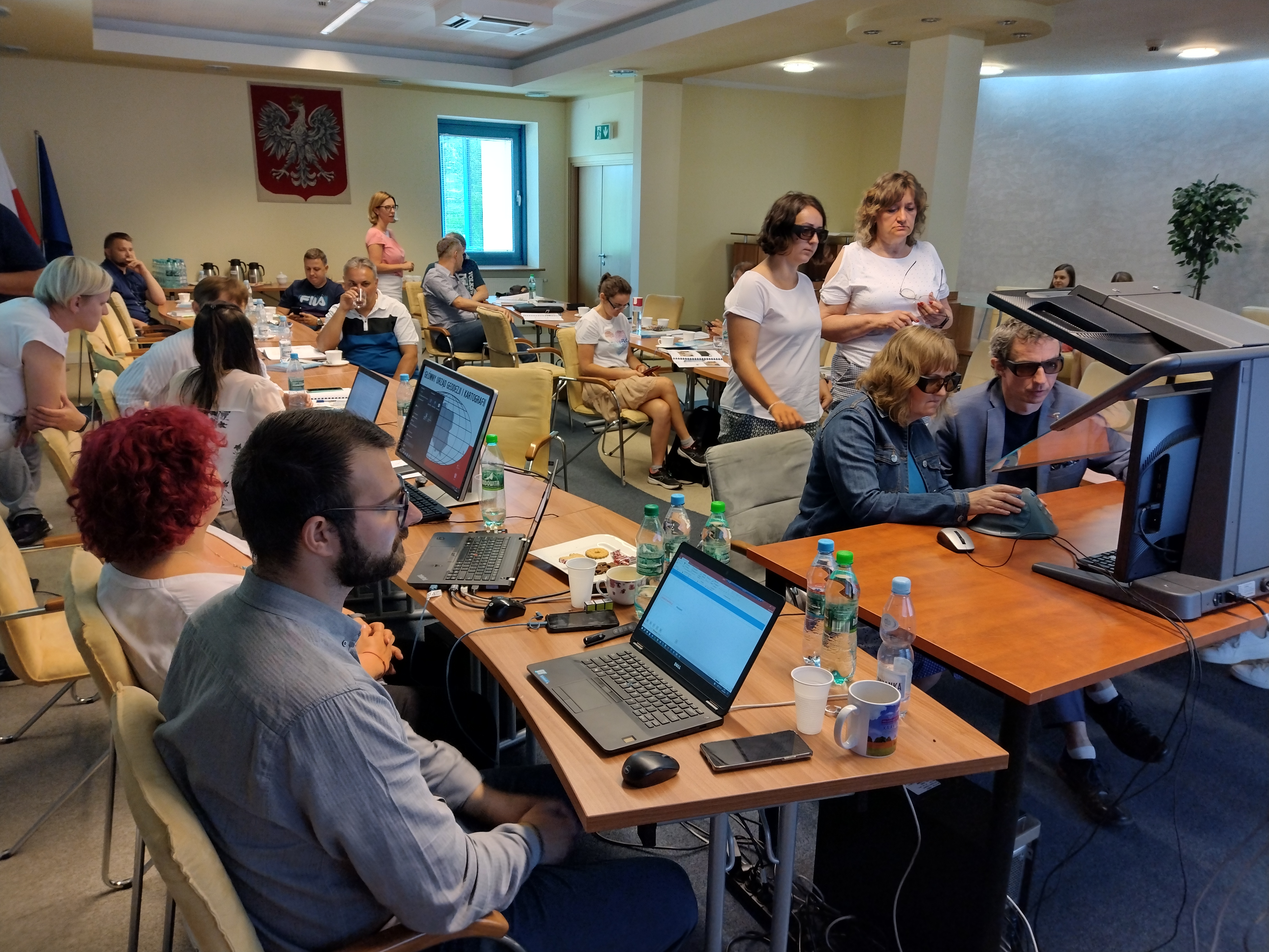 zdjęcie przedstawia uczestników warsztatów wykonujacych pomiar stereoskopowy