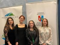 Na zdjęciu - Paulina Zubel, Olga Drozdowska, Laura Pietrykam, Taisia Morozova. W tle banery patronów honorowych.