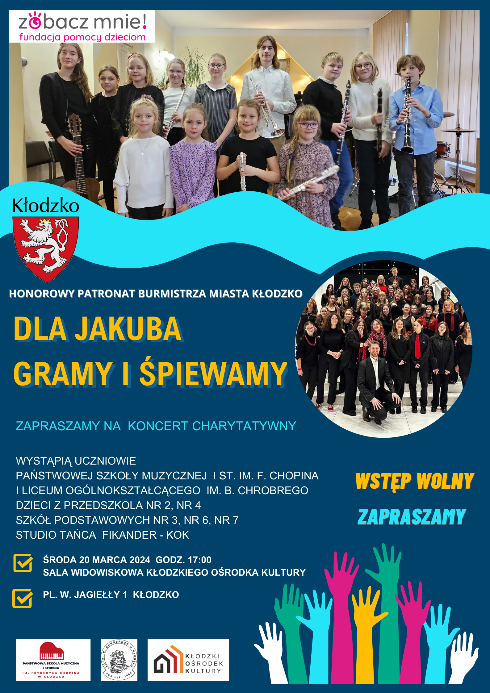 Plakat na niebieskim tle z grafiką dzieci pozujących do zdjęcia grupowego logami organizatorów koncertu oraz szczegółową informacją tekstową dotyczącą koncertu