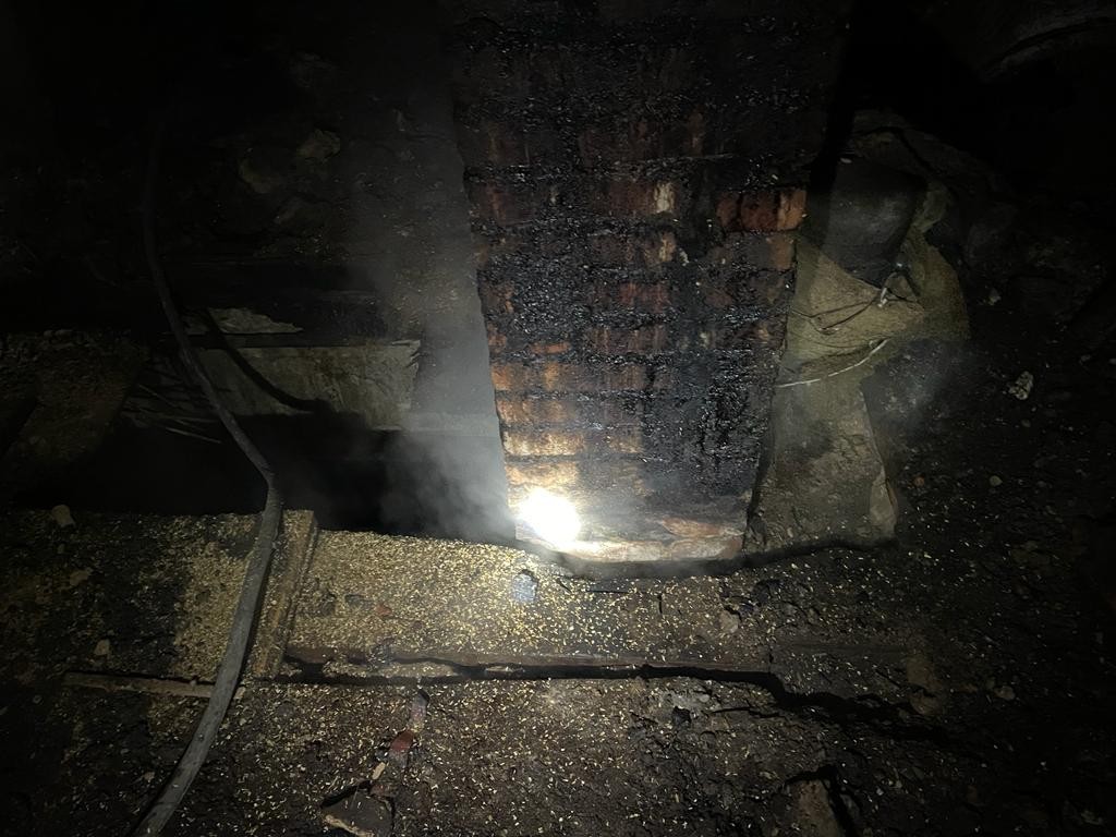 Pożar stropu w budynku mieszkalnym