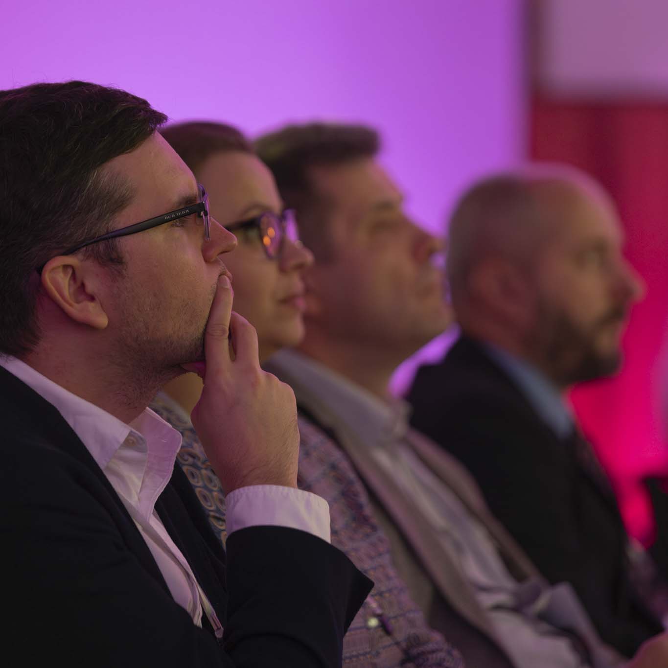 Na pierwszym planie Pan Daniel Duda z zaciekawieniem słuchający wystąpienia, w tle pozostali uczestnicy konferencji.