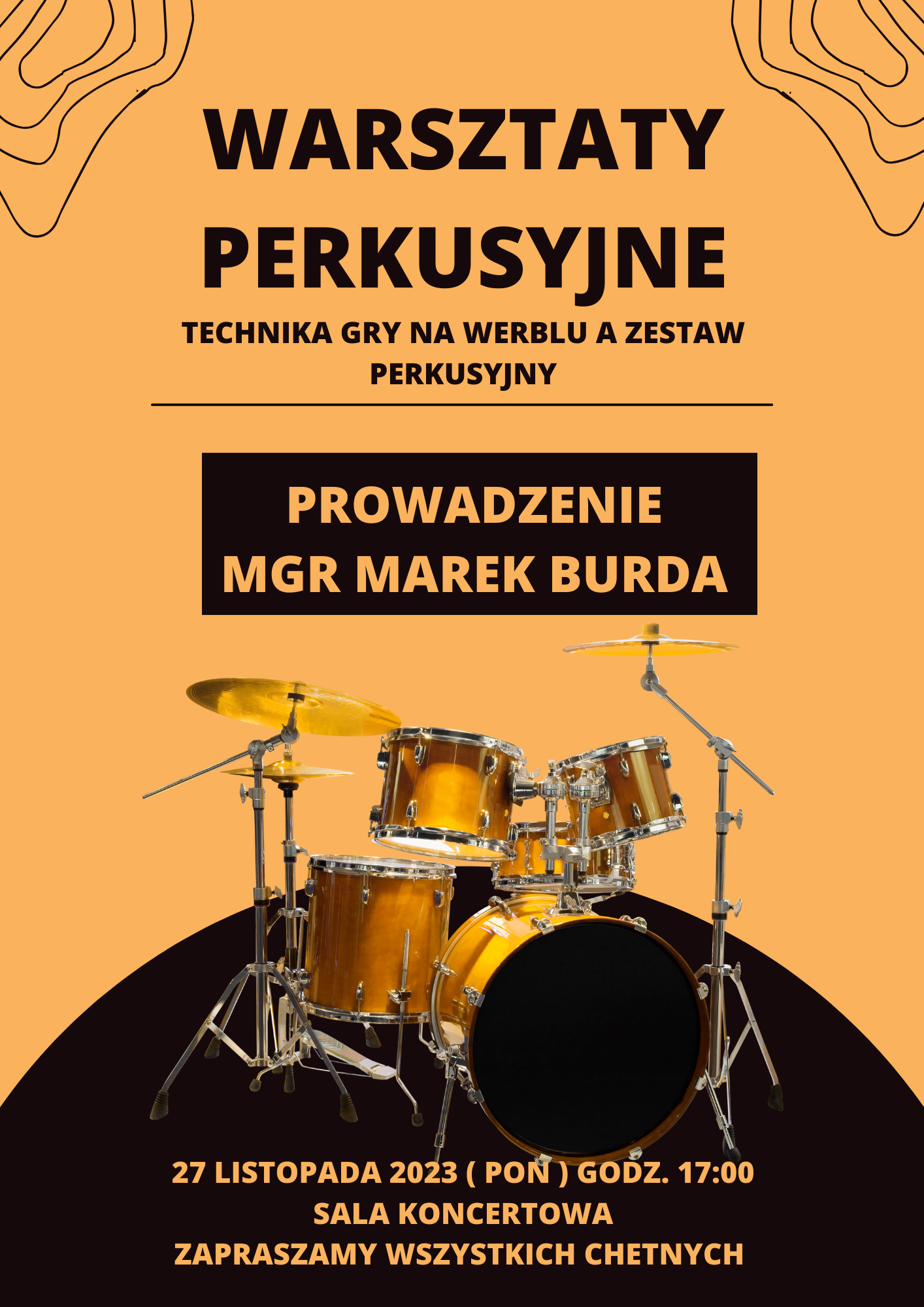 Plakat na żółtym tle napisy informujące o warsztatach perkusyjnych na czarnym tle żółte napisy kto prowadzi na dole zestaw perkusyjny na czarnym tle oraz informacja na dole żółte napisy na czarnym tle gdzie się odbywają i o której godzinie warsztaty. W prawym i górnym lewym rogu motywy krzywe linie.