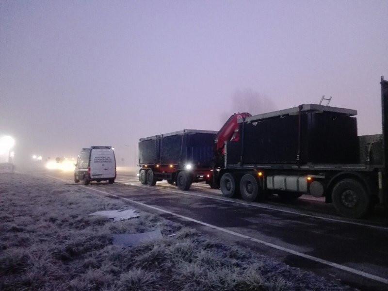 Zatrzymana ciężarówka z przyczepą przewoziła za dużo szamb betonowych.