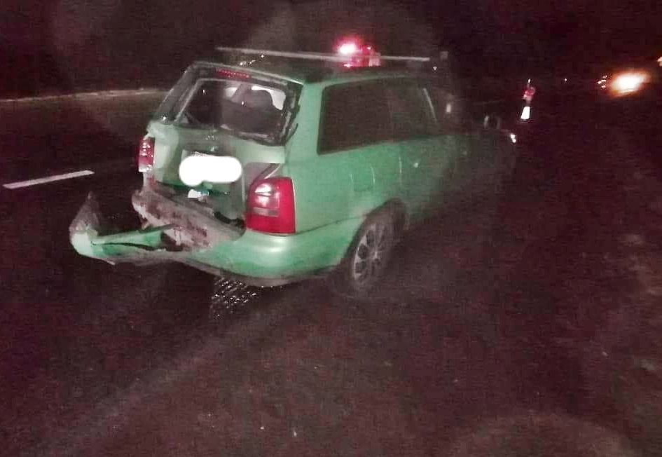 Samochód osobowy z uszkodzonym tyłem po zdarzeniu drogowym.