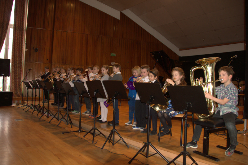 Dziecięca orkiestra dęta na scenie sali koncertowej OSM w Gdańsku