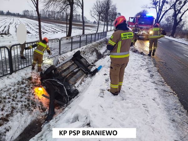 Toyota zatrzymała się w rowie