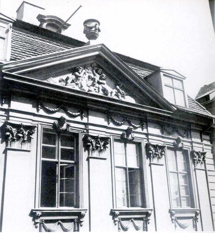 Grafika przedstawia fasadę wschodnią na wysokości I piętra i tympanonu na poddaszu