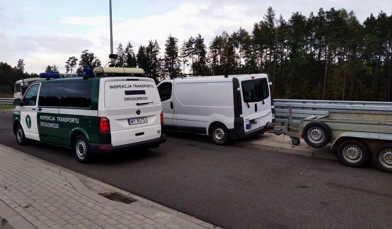 Bus z przyczepą i radiowóz ITD.