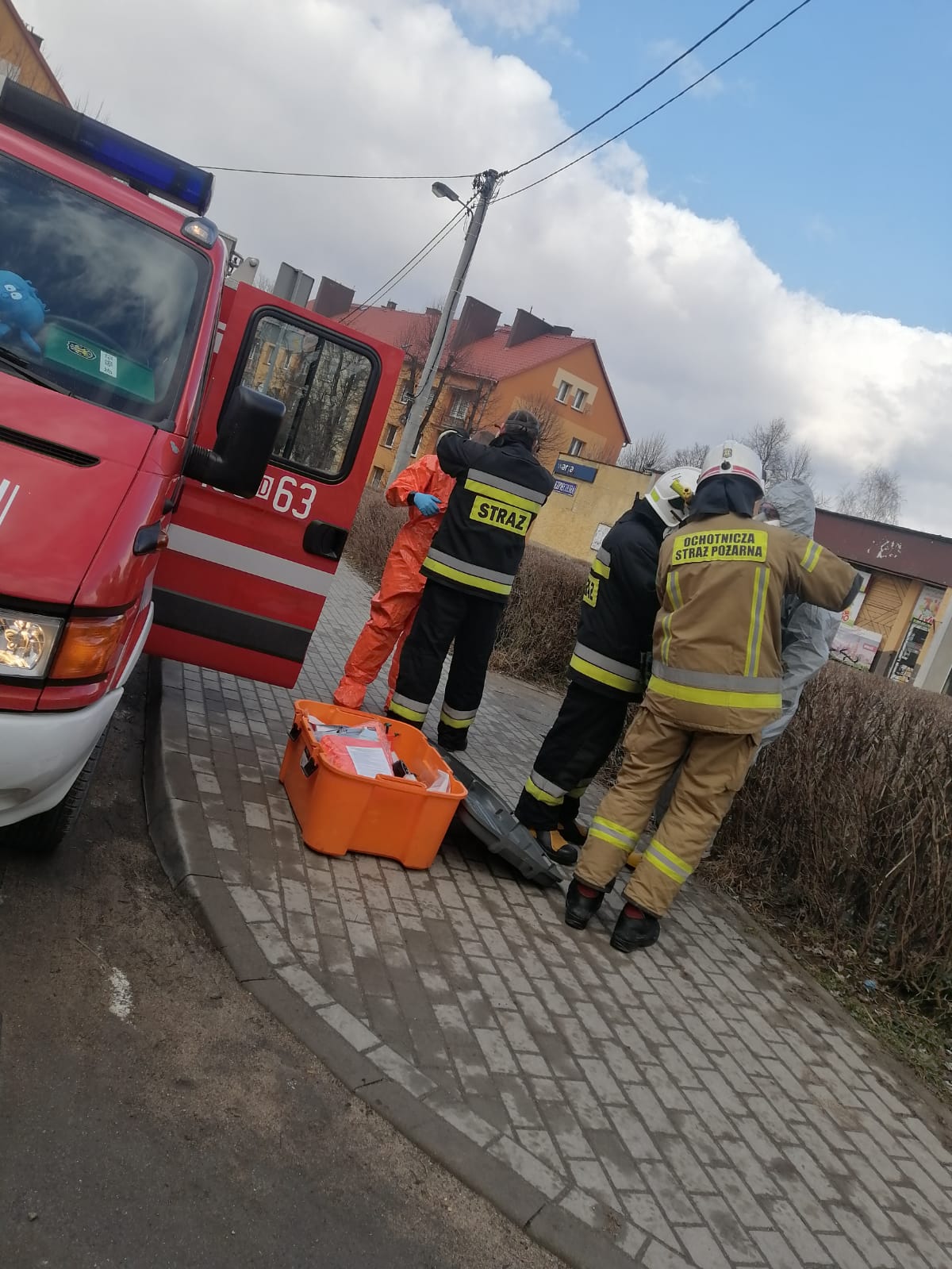 Nowa Ruda: Strażacy pomogli przy transporcie chorego na koronawirusa