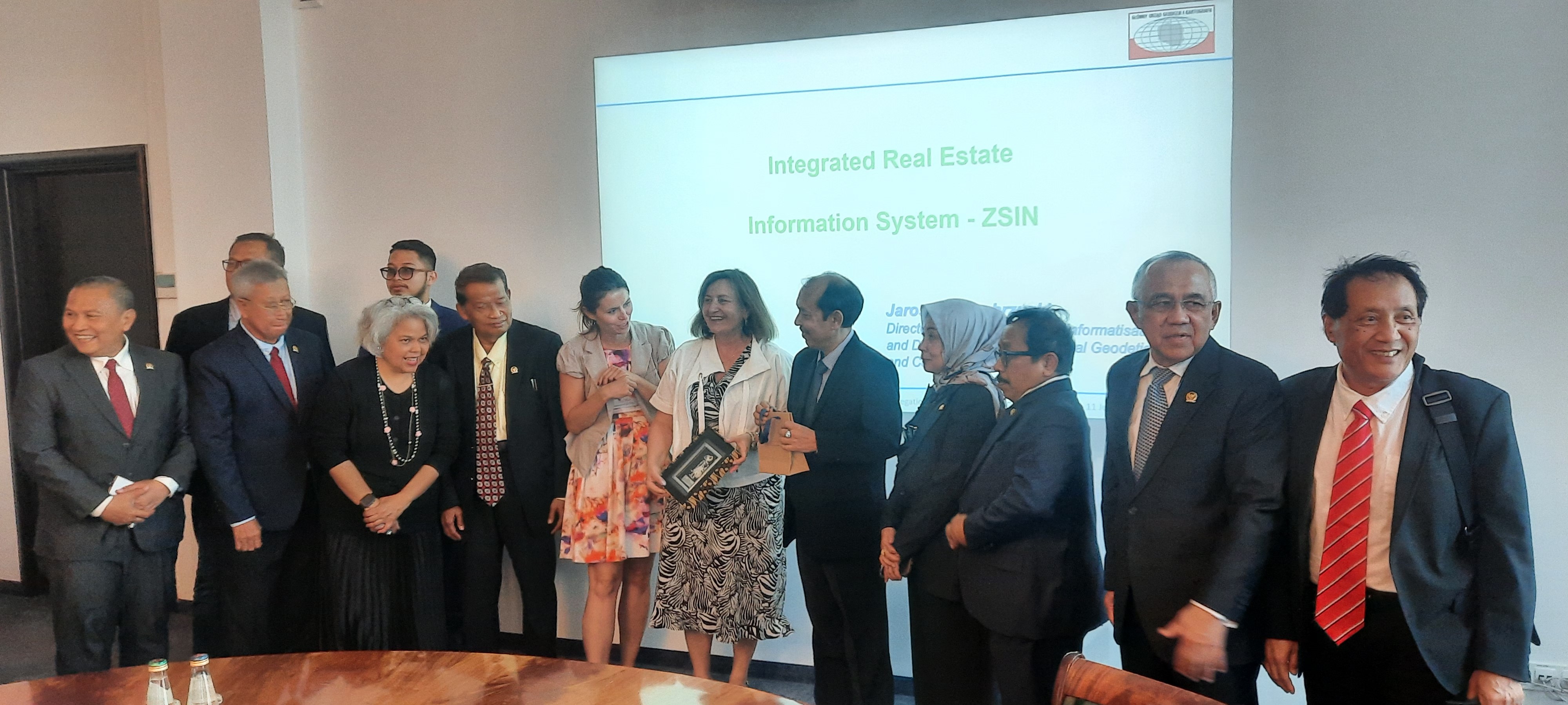 Zdjęcie przedstawia uczestników spotkania z delegacją parlamentarną z Indonezji