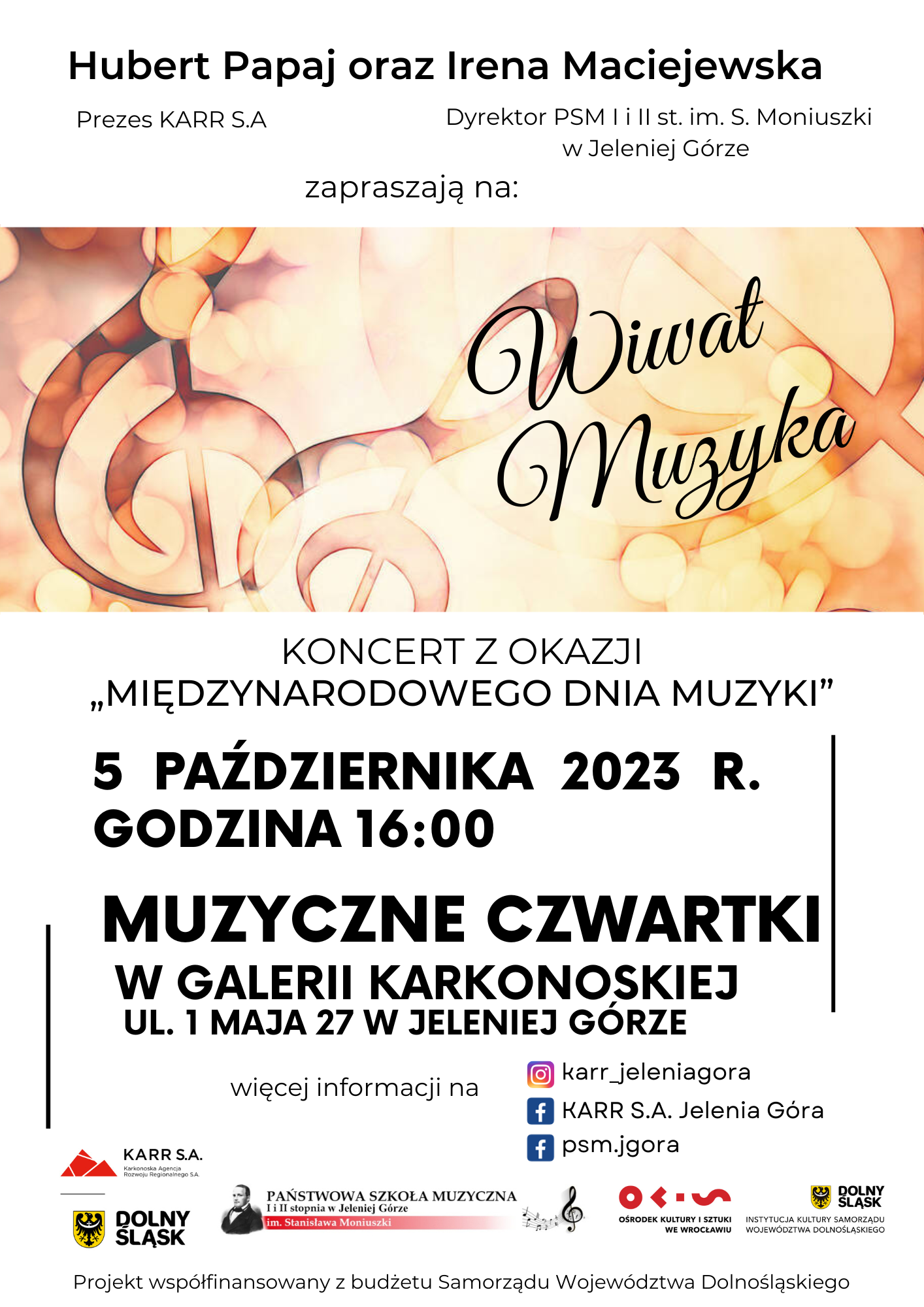 Graficzna informacja o koncercie z okazji Międzynarodowego Dnia Muzyki, który odbędzie się 5 października 2023 r. w Galerii Karkonoskiej, ul. 1 Maja 27, Jelenia Góra. Białe tło, w górnej części czarne napisy: Hubert Papaj, Prezes KARR S.A., oraz Irena Maciejewska Dyrektor PSM I i II stopnia im. S. Moniuszki w Jeleniej Górze zapraszają. Poniżej pas z tytułem koncertu Wiwat Muzyka umieszczonym na brązowo-złoto-zółtym tle, gdzie można wyróżnić klucz wiolinowy. W dolnej części loga: Ośrodka Kultury i Sztuki we Wrocławiu, Instytucji Kultury Samorządu Województwa Dolnośląskiego, Karkonoskiej Agencji Rozwoju Regionalnego, Urzędu Marszałkowskiego Województwa Dolnośląskiego, Państwowej Szkoły Muzycznej I i II stopnia im. Stanisława Moniuszki w Jeleniej Górze.