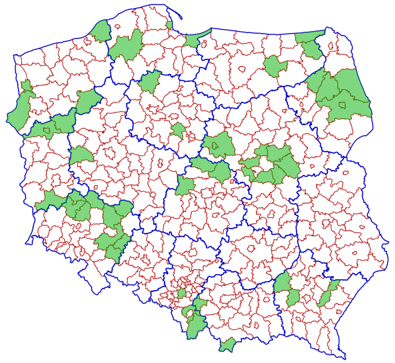 Ilustracja przedstawiająca mapę polski zawierającą granice administracyjne województw i powiatów. Kolorem zielonym zostały zaznaczone powiaty, które uruchomiły odbieranie zawiadomień elektronicznych o zmianach w Księgach Wieczystych