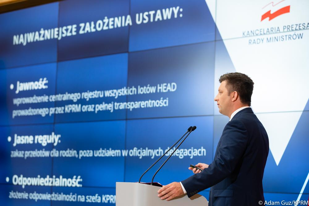 Minister Dworczyk podczas konferencji.