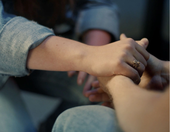 11.1.Zdjęcie: Dłonie kobiety położone na dłoniach mężczyzny w geście wyrażającym zrozumienie