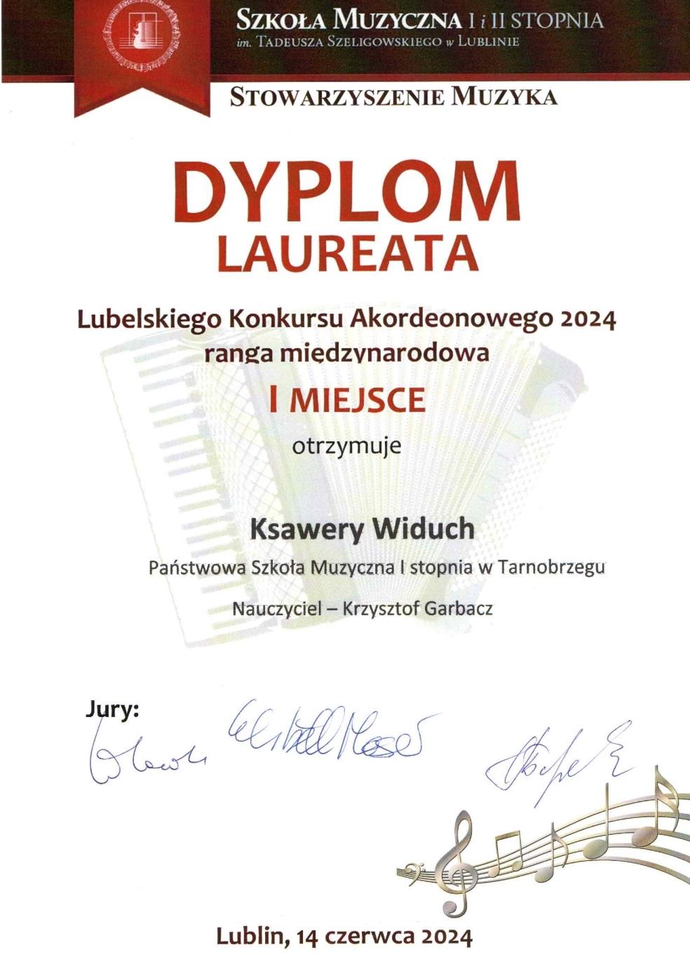 Dyplom laureata konkursu akordeonowego. Na dole podpisy Jury, a po prawej stronie ilustracja przedstawiająca pięciolinię, na której jest kucz basowy, wiolinowy i nuty.