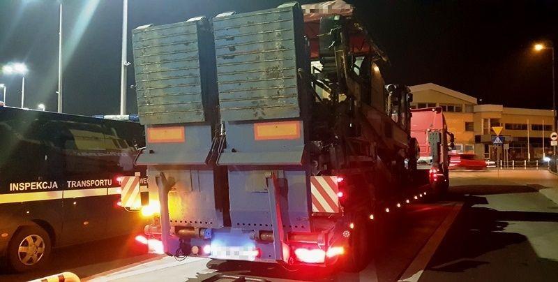 Ciężarówka z naczepą, którą przewożono walec drogowy i maszynę do układania masy bitumicznej