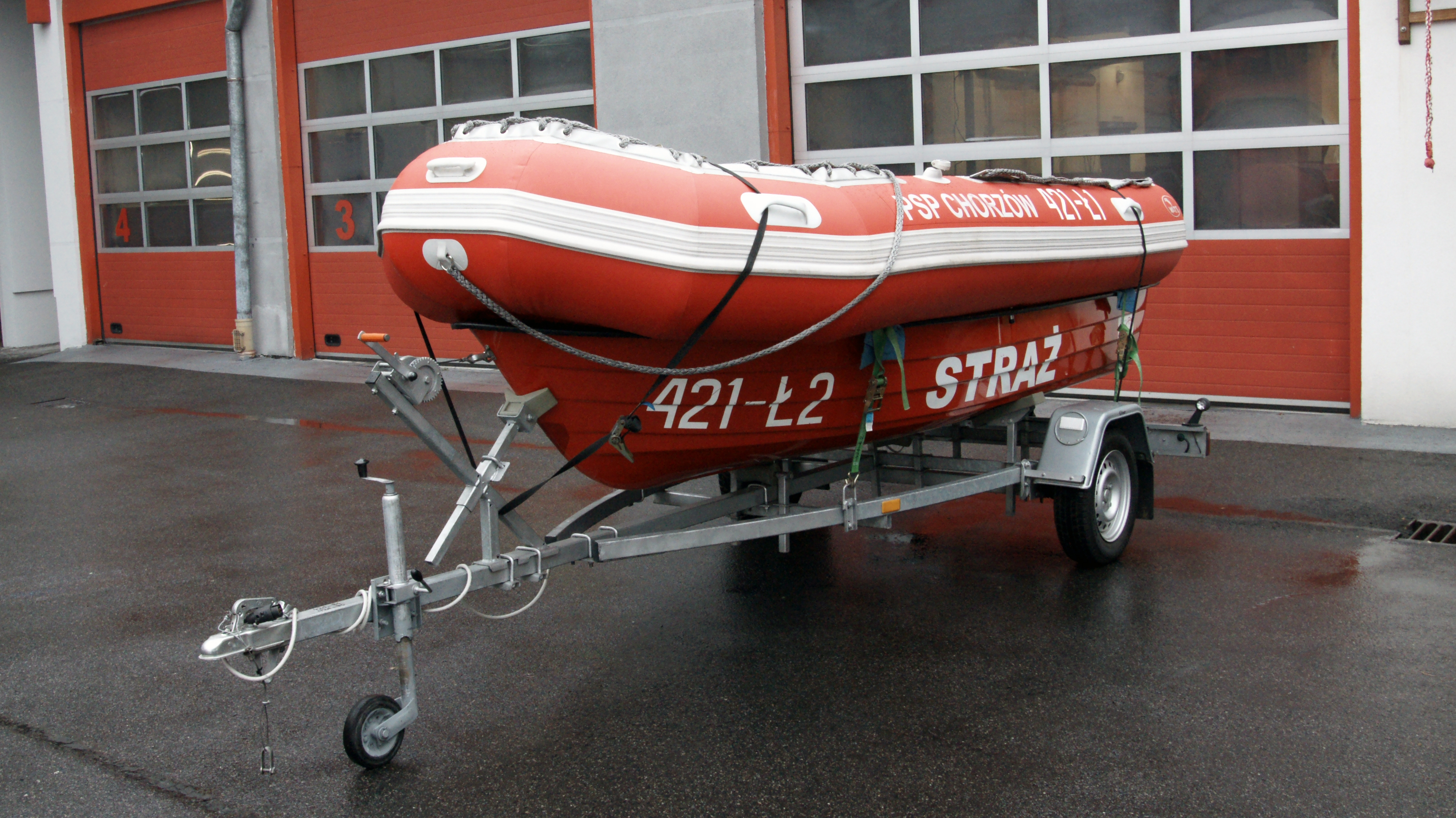 Na fotografii widoczna jest przyczepka do przewozu łodzi, łódź śrubowa oraz onton wiosłowy