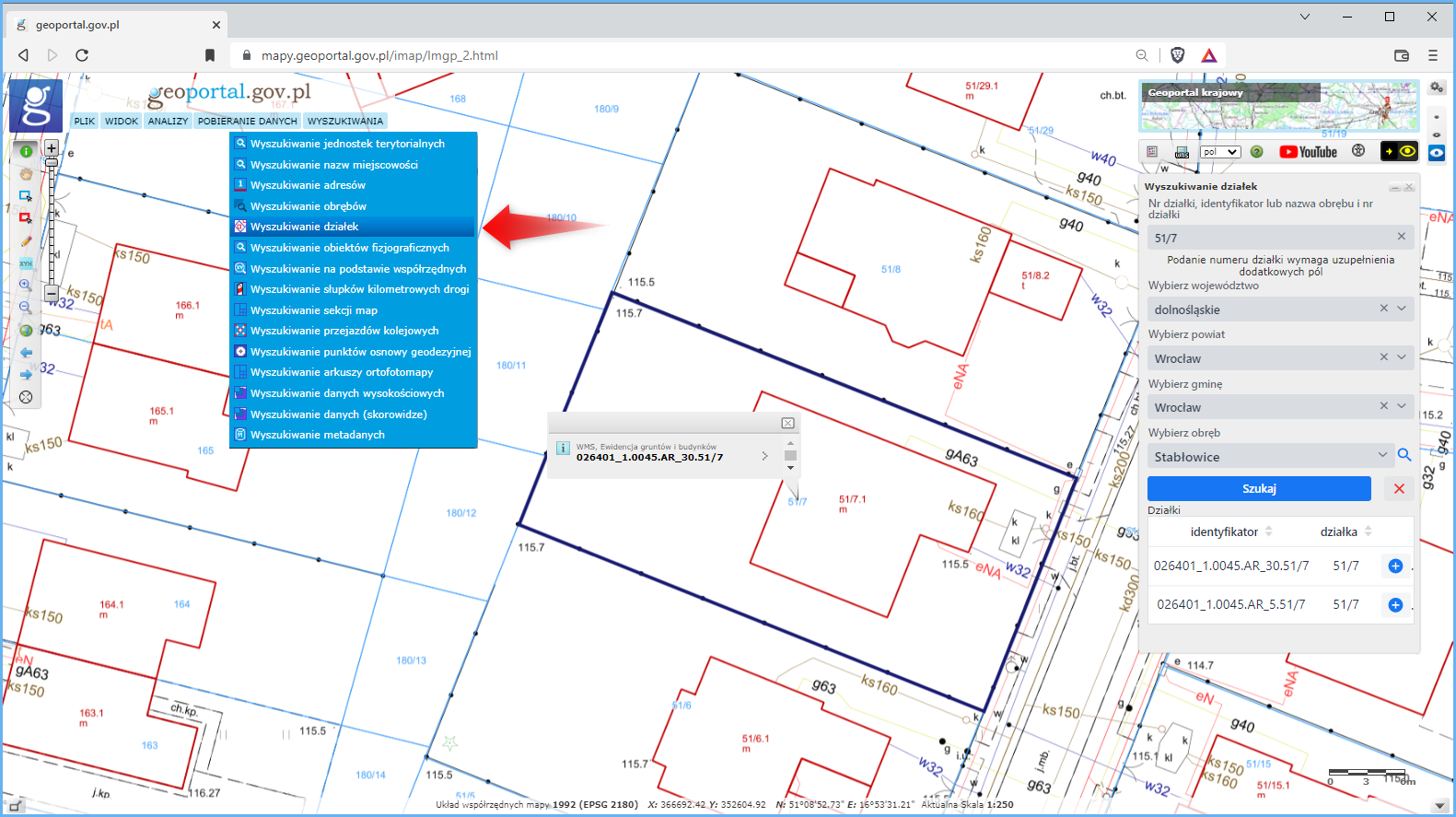 Rys. 1. Ilustracja przedstawia zrzut z serwisu www.geoportal.gov.pl, na którym zilustrowane jest działanie ulepszonego narzędzia do wyszukiwania działek na podstawie numeru wraz z przybliżeniem do wyszukanej działki.