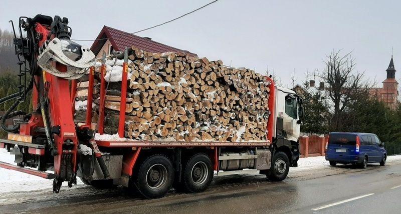 Zatrzymana ciężarówka przewoziła niebezpiecznie ułożone drewno.