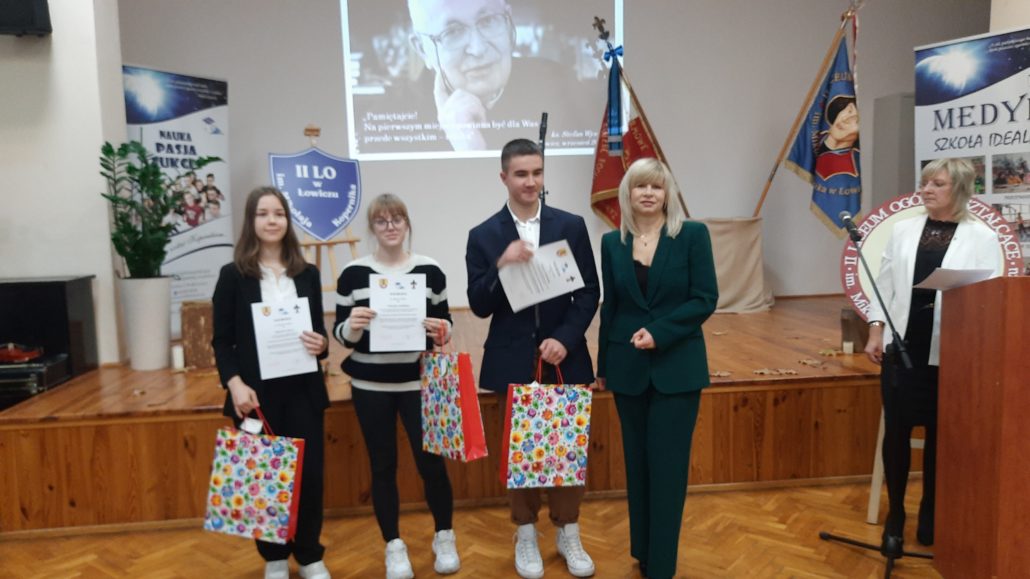 ALEKSANDRA KARLIŃSKA Z TECHNIKUM WETERYNARYJNEGO W ZDUŃSKIEJ DĄBROWIE ZAJĘŁA II MIEJSCE W KONKURSIE LITERACKO–HISTORYCZNYM