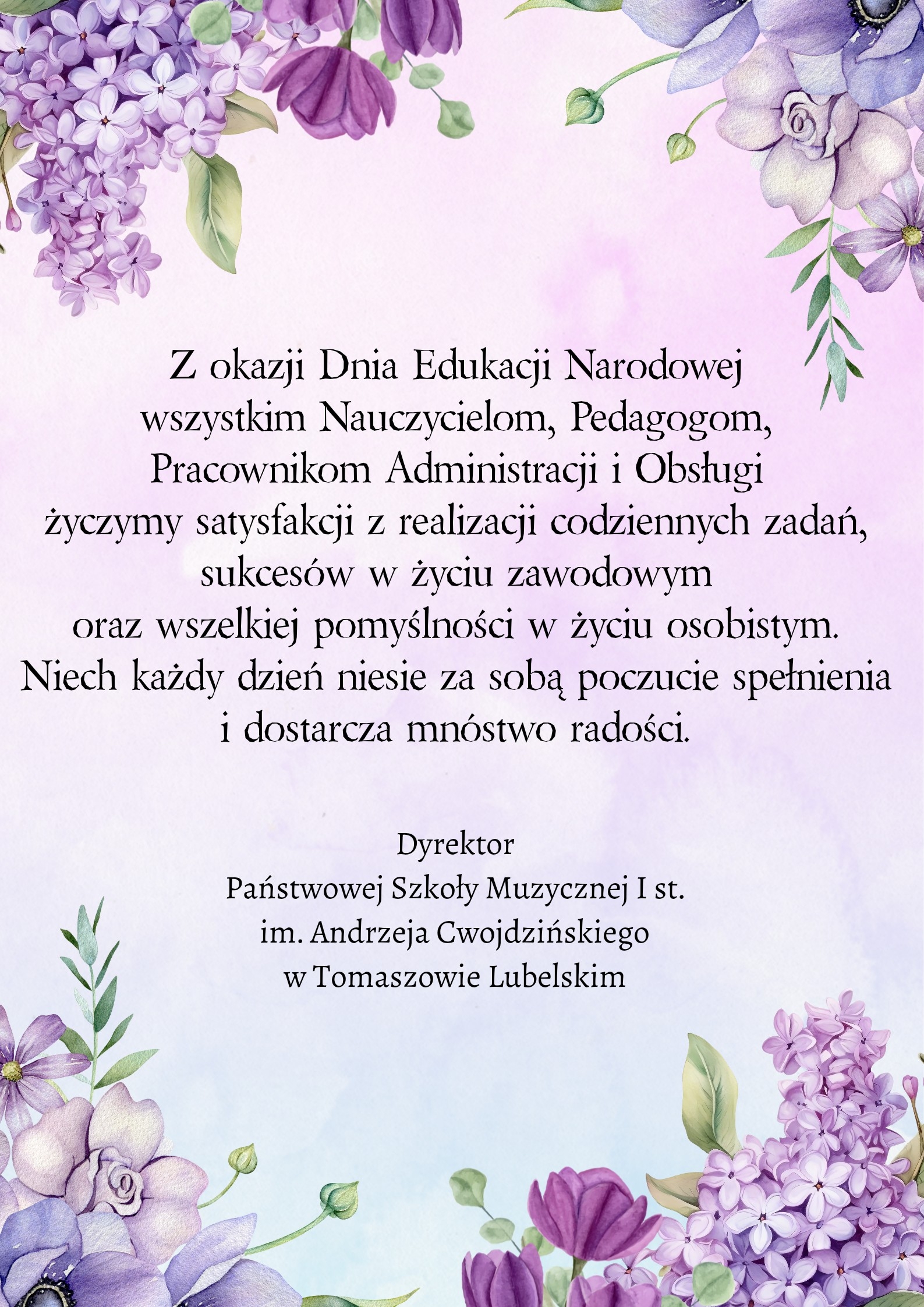 plakat z życzeniami od dyrektora szkoły zawiera w części środkowej tekst z czarnymi literami oraz kolorowe kwiaty z dominującą barwą fioletów od góry i od dołu