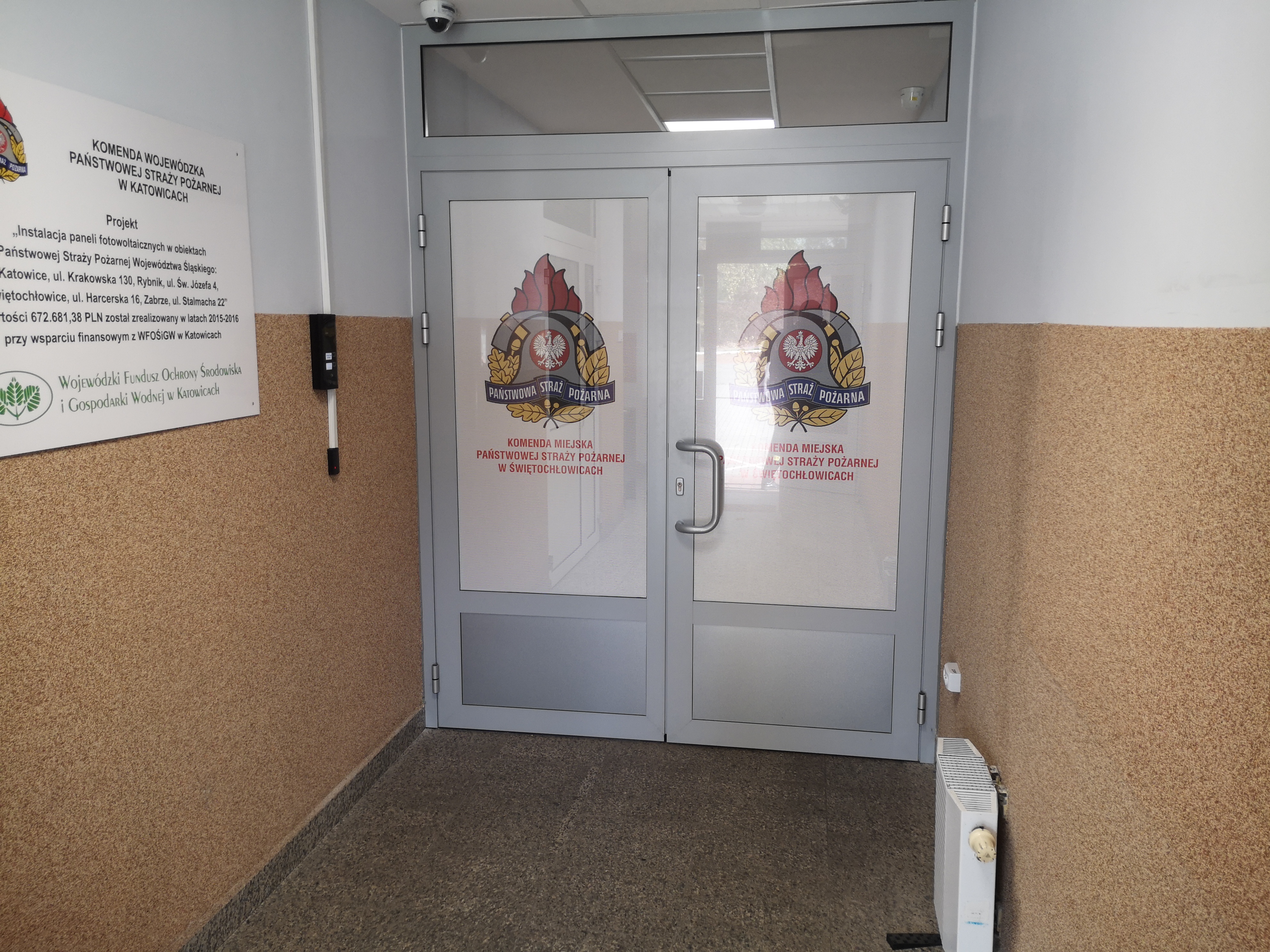 Zdjęcie przedstawia przedsionek budynku Komendy Miejskiej Państwowej Straży Pożarnej w Świętochłowicach.