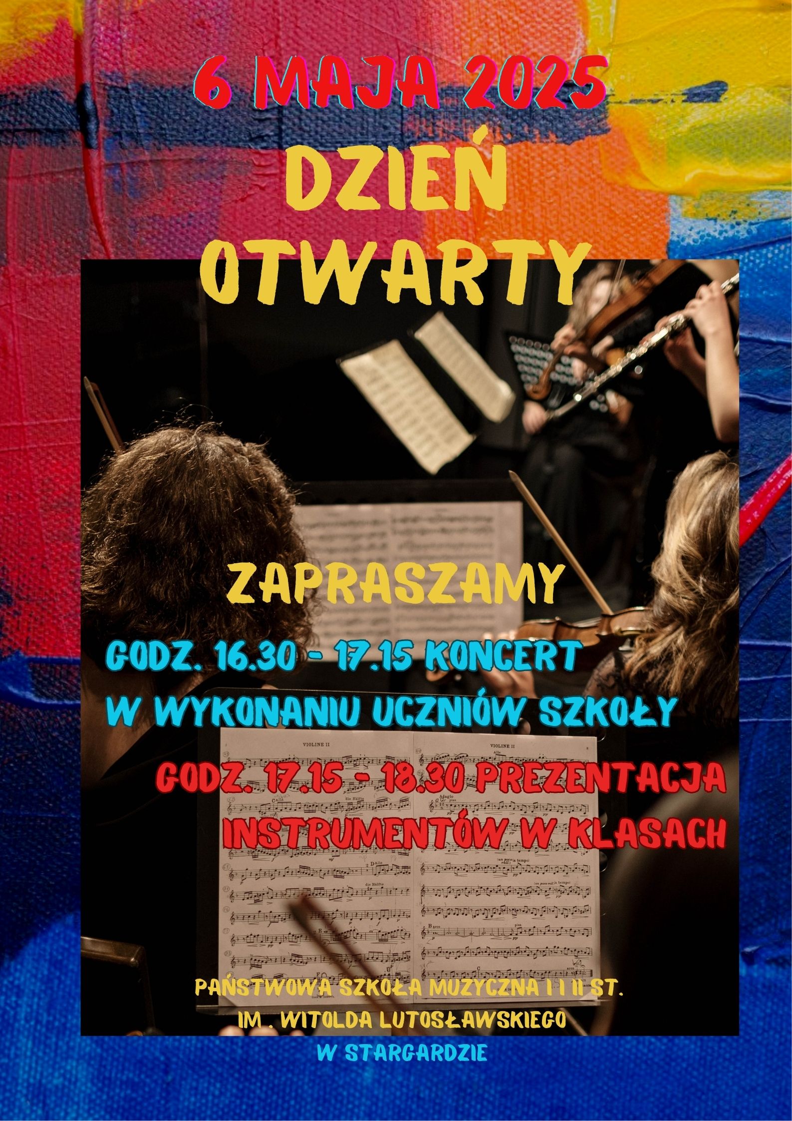 Plakat informujący o Dniu otwartym szkoły w dniu 6 maja 2025 w godzinach od 16.30 - 18.30. Tło plakatu jest różnokolorowe z przewagą koloru czerwonego i chabrowego, który ma o strukturę materiału. W jego centralnej części znajduje się zdjęcie orkiestry siedzącej za pulpitami, na których stoją nuty. Napisy informacyjne są w kolorze czerwonym, złotym i turkusowym. 