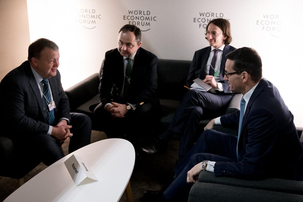 Premier Mateusz Morawiecki rozmawia z premierem Królestwa Danii Larsem Løkke Rasmussenem.