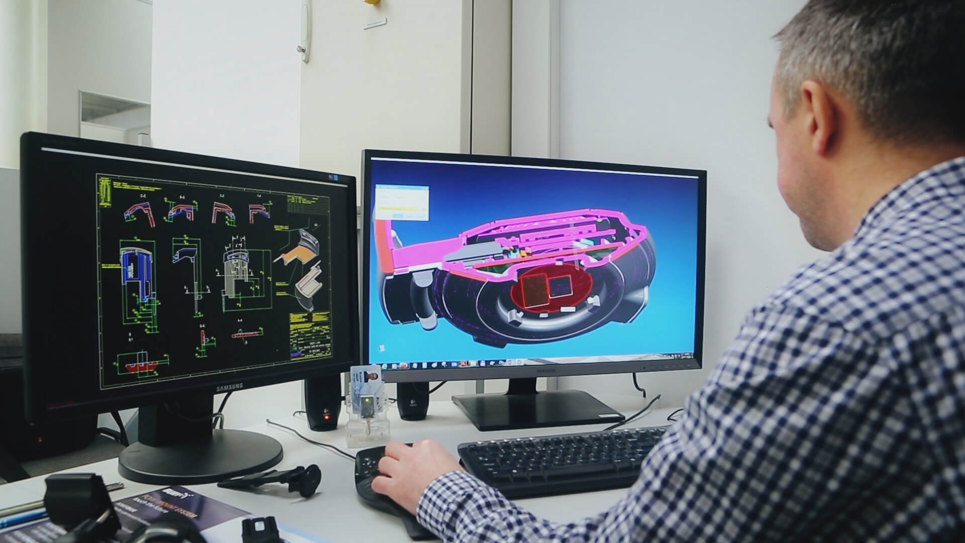 Mężczyzna pracuje przy komputerze, na ekranie wyświetlona wizualizacja