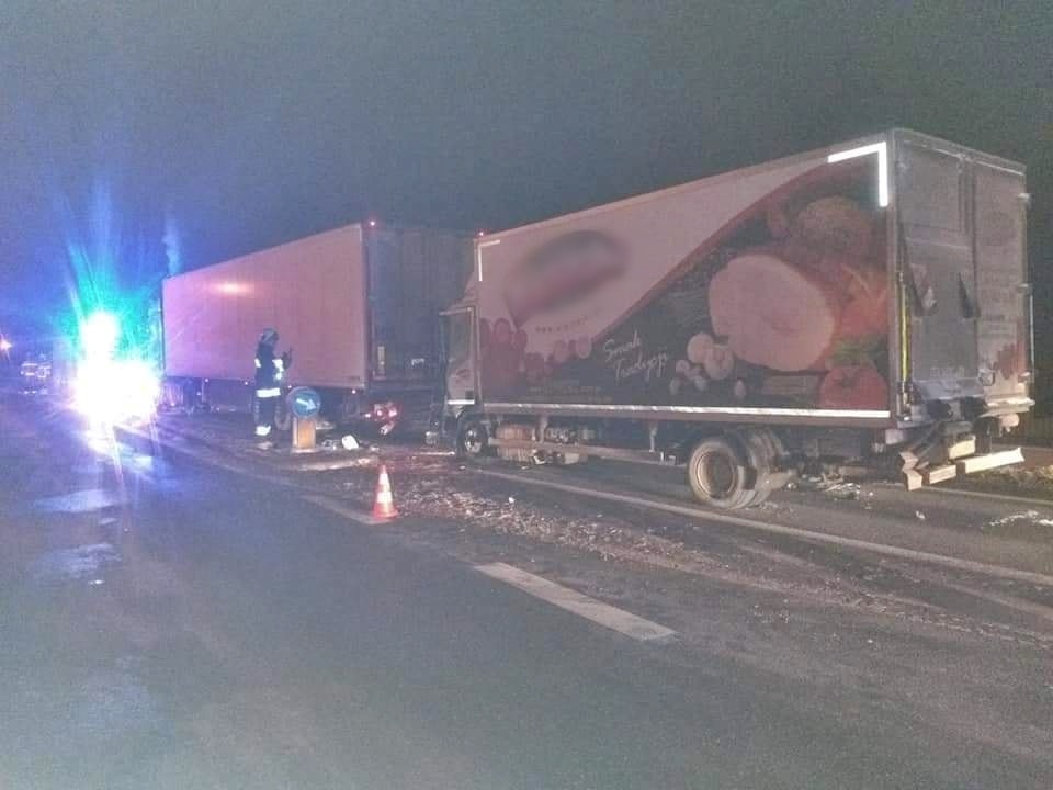 Wypadek dwóch samochodów ciężarowych.