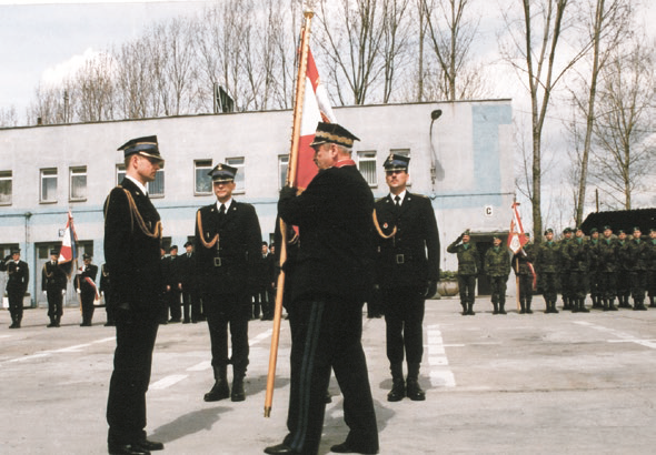 Zdjęcie przedstawia przekazanie obowiązków komendanta wojewódzkiego.