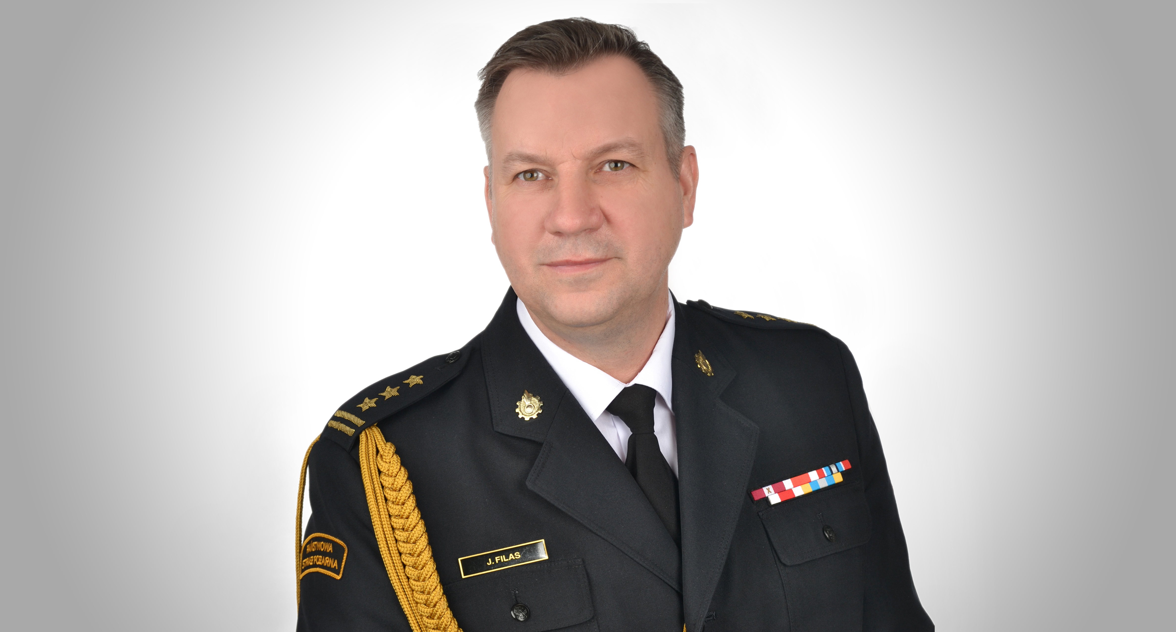 Portret Komendanta Powiatowego Państwowej Straży Pożarnej w Wodzisławiu Śląskim starszego brygadiera Jacka Filasa.