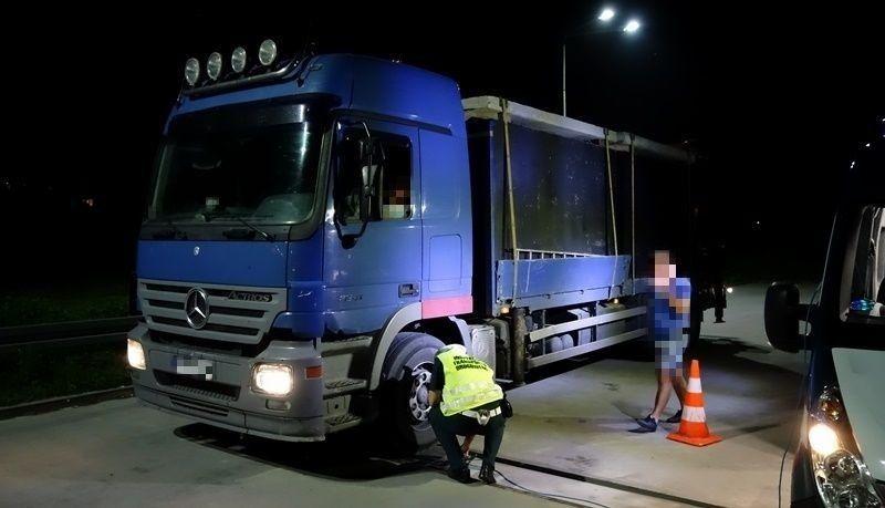 Ciężarówka z szambami na wadze