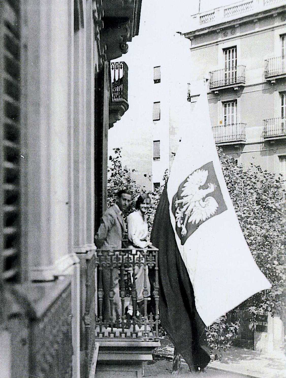 Consul Eduardo Rodón y Blasa and Wanda Morbitzer on the balcony of the Honorary Consulate of the Republic of Poland in Barcelona (1930s)