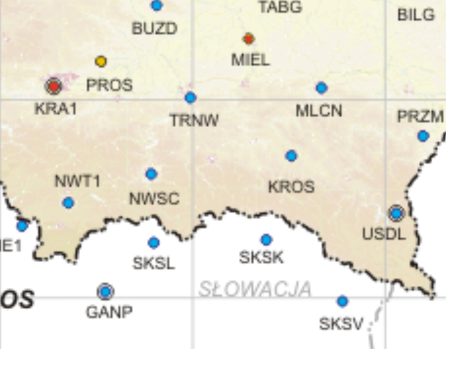 Rysunek przedstawia fragment mapy z lokalizacją stacji referencyjnych systemu ASG-EUPOS na terenie województwa małopolskiego 