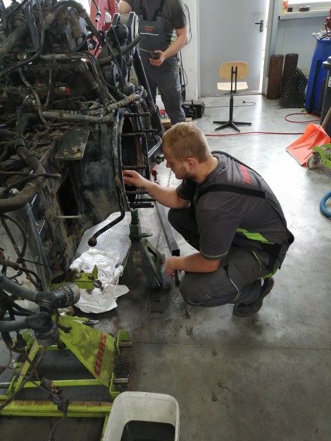 UCZNIOWIE ZSCKR W ZDUŃSKIEJ DĄBROWIE ŚWIETNIE SOBIE RADZĄ NA WAKACYJNYCH STAŻACH ZAWODOWYCH U PRACODAWCÓW