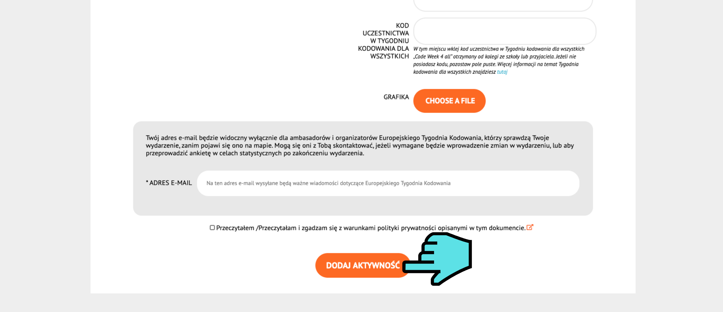 Grafika przedstawia zdjęcie ekranu dodania wydarzenia na stronie internetowej www.codeweek.eu. Na dole strony znajduje się pomarańczowy przycisk z napisem “Dodaj aktywność”. Wskazuje na niego niebieski kursor myszy. 