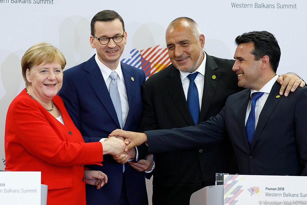 Kanclerz Angela Merkel, premier Mateusz Morawiecki, premier Boyko Borisov, premier Zoran Zaev podają sobie ręce.