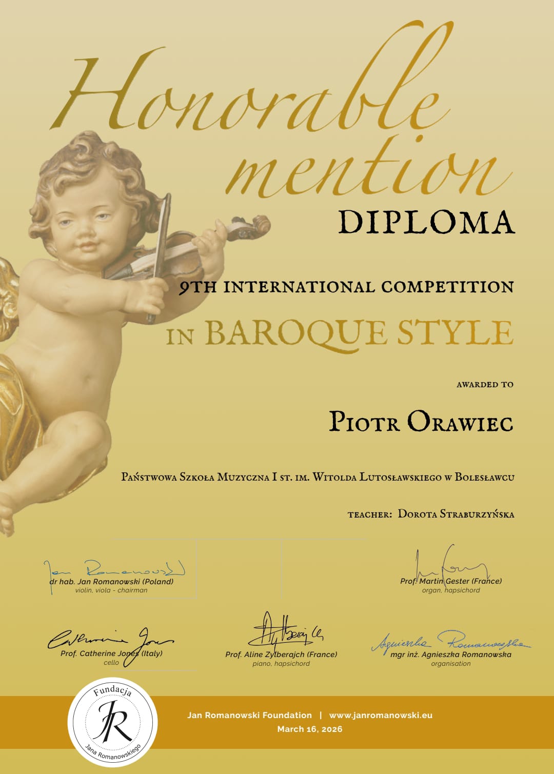 Zdjęcie przedstawiające dyplom dla Piotra Orawca za otrzymanie wyróżnienia w IX Międzynarodowym Konkursie "w Barokowym Stylu". Podpisane międzynarodowe jury w składzie: Jan Romanowski (Polska) – skrzypce, altówka, przewodniczący Jury; Martin Gester (Francja) – organy; Catherine Jones (Włochy) – wiolonczela oraz Aline Zylberajch (Francja) – fortepian, klawesyn. Fundacja Jana Romanowskiego, 16 marca 2026 r.