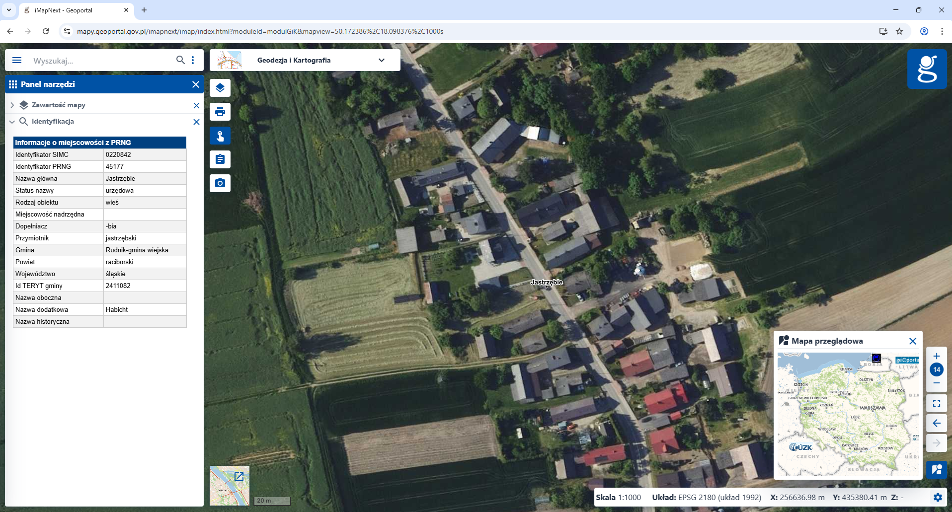 Zrzut ekranu z geoportalu przedstawiający ortofotomapę części wsi Jastrzębie w gminie Rudnik, powiat raciborski, województwo śląskie. Po lewej stronie znajduje się tabela atrybutów nazwy miejscowości Jastrzębie z państwowego rejestru nazw geograficznych, w tym nazwa dodatkowa miejscowości w języku mniejszości w brzmieniu Habicht (język niemiecki).