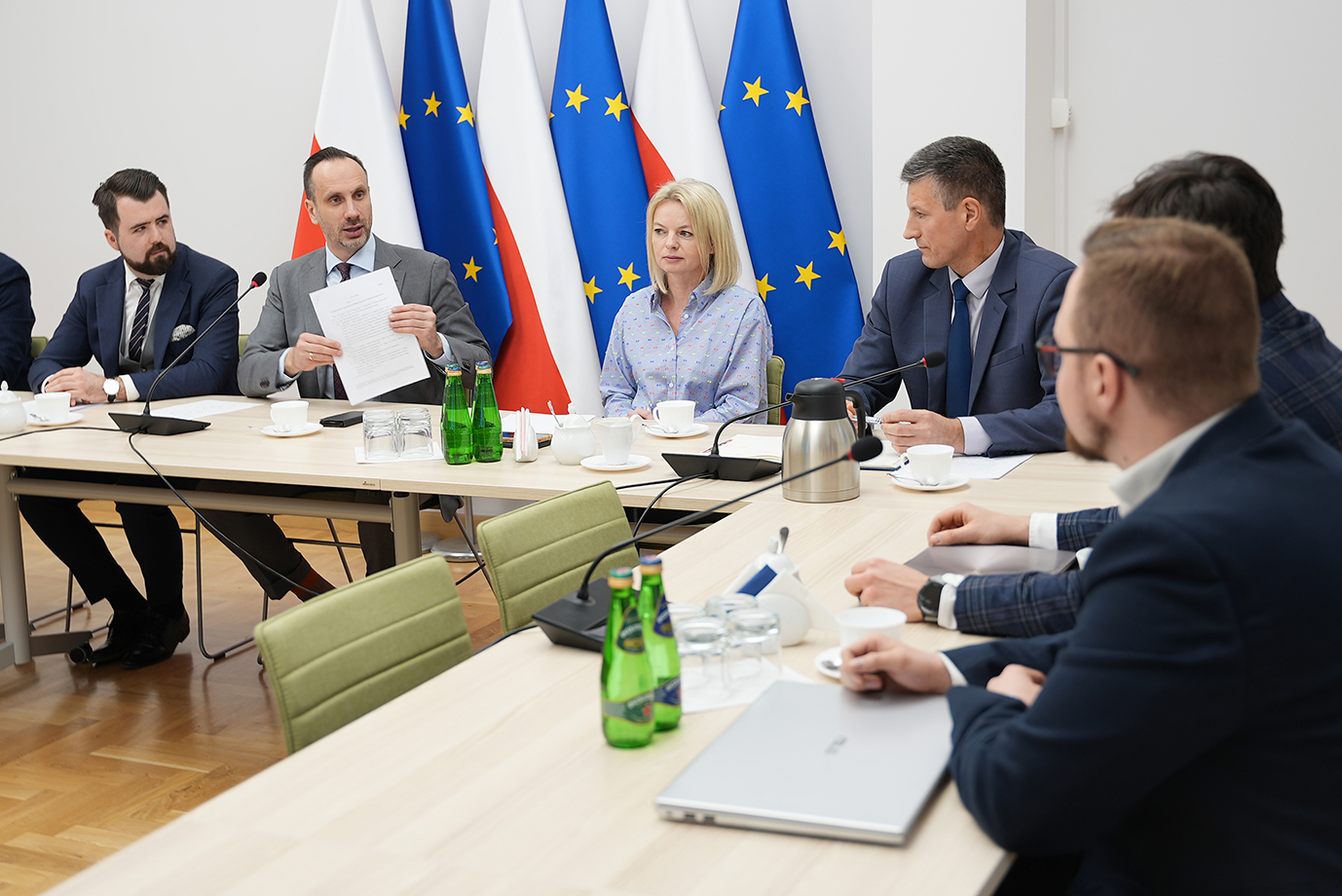 Sekretarz stanu Janusz Kowalski podczas rozmowy z ekspertami (fot. MRiRW)