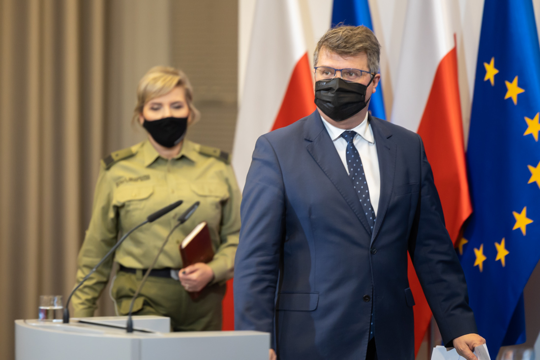 Na zdjęciu widać wiceministra Macieja Wąsika wchodzącego na konferencję prasową.
