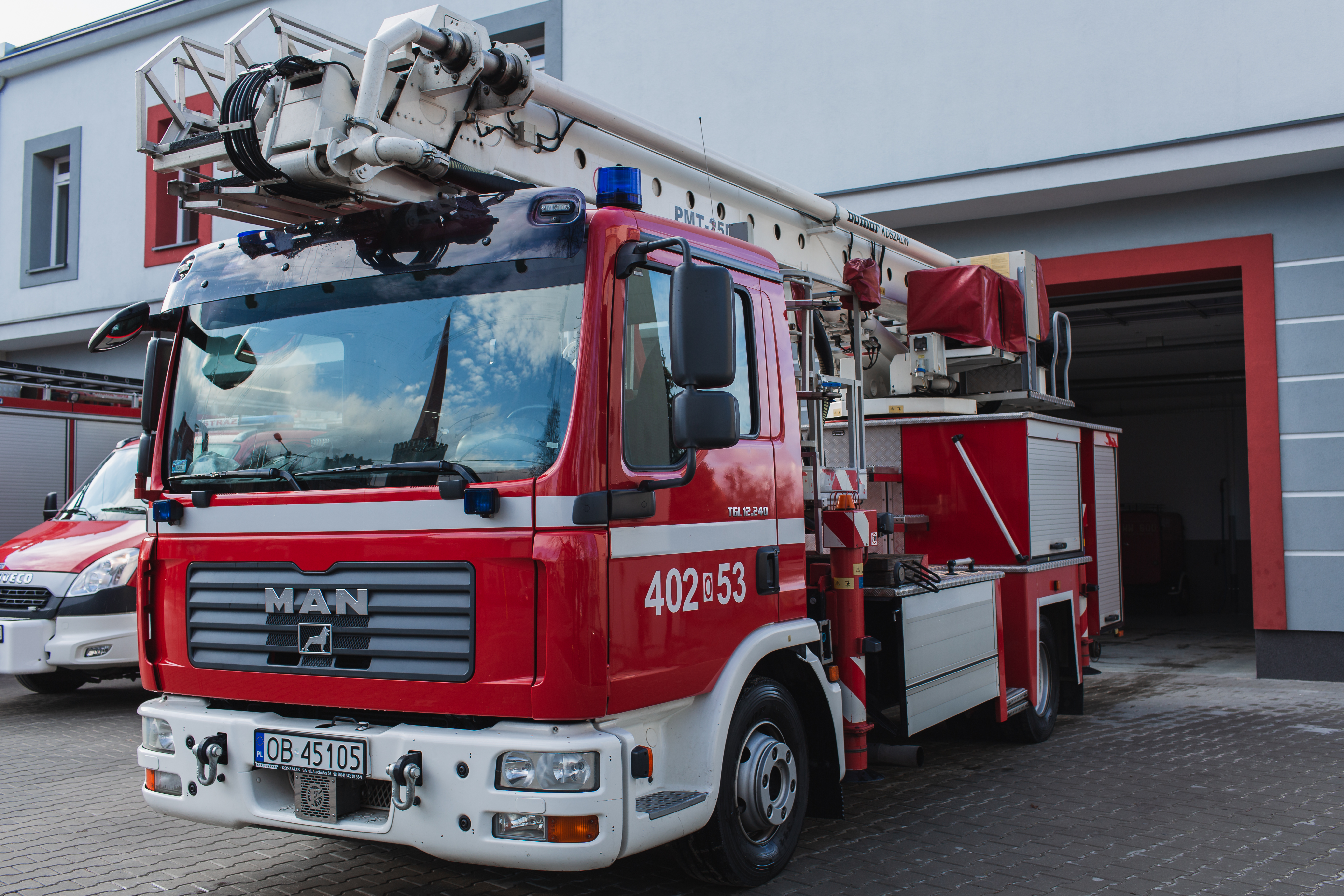 Zdjęcie przedstawia SHD 23 Man - samochód specjalny z podnośnikiem hydraulicznym 23 m.