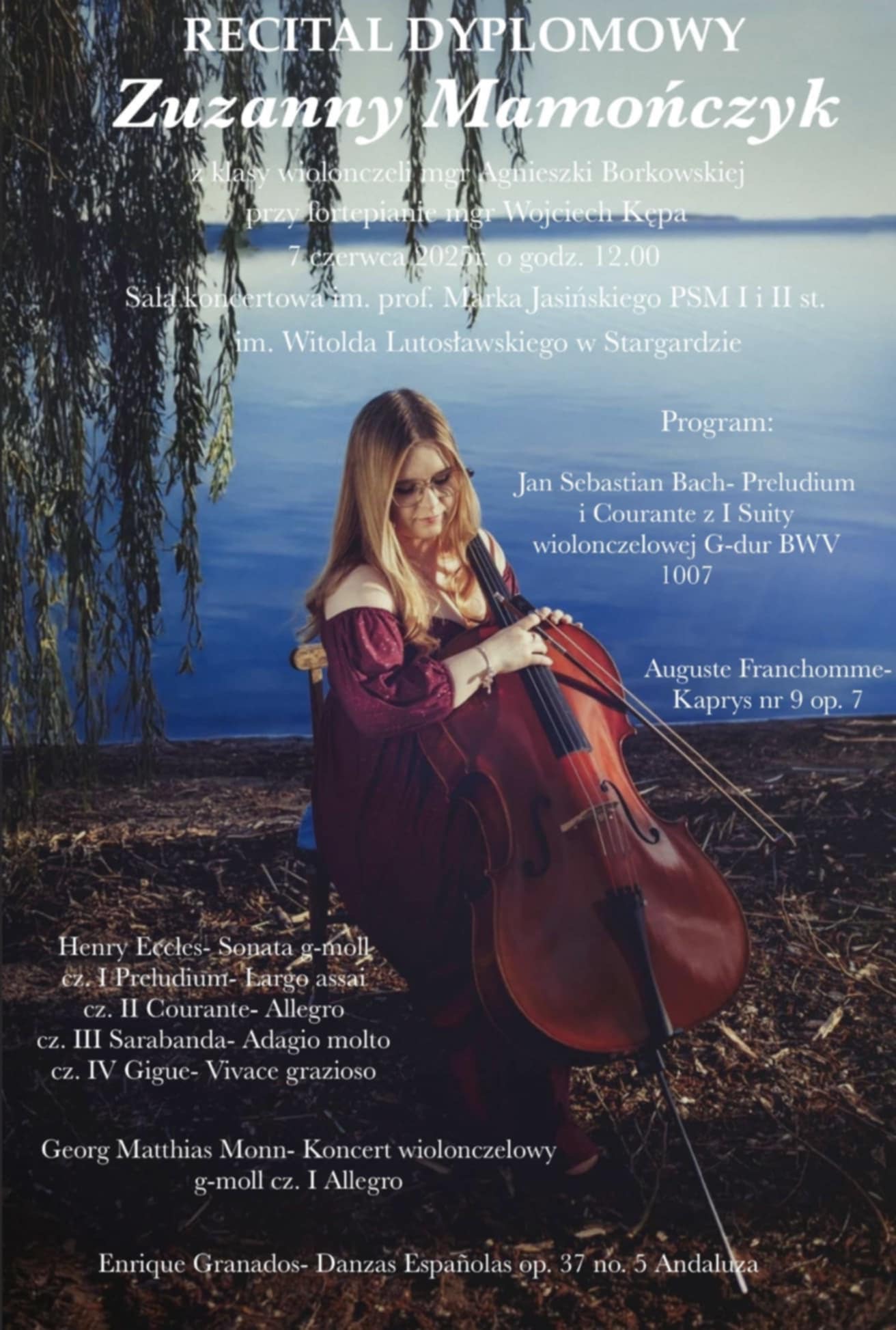 Plakat informujący o recitalu dyplomowym Zuzanny Mamończyk w dniu 7 czerwca 2025 o godzinie 12.00. Tłem plakatu jest zdjęcie uczennicy, która siedzi nad brzegiem jeziora obejmując wiolonczelę w jej górnej części. Zuzanna ubrana jest w burgundową suknię z odkrytymi ramionami. 