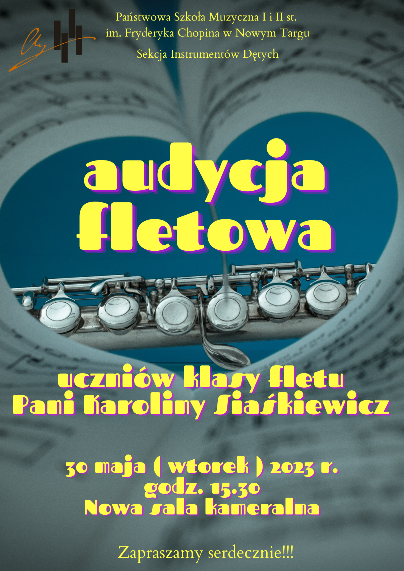 Plakat w którym tle jest zdjęcie zeszytu nutowego złożonego tworząc kształt serca, w którym to sercu jest część korpusu fletu na niebieskim tle. W lewym górnym rogu logo szkoły obok pełna nazwa szkoły oraz sekcji, poniżej pełna nazwa wydarzenia. Następnie kto występuje. W dolnej części plakatu data, godzina oraz miejsce audycji oraz zaproszenie na to wydarzenie.